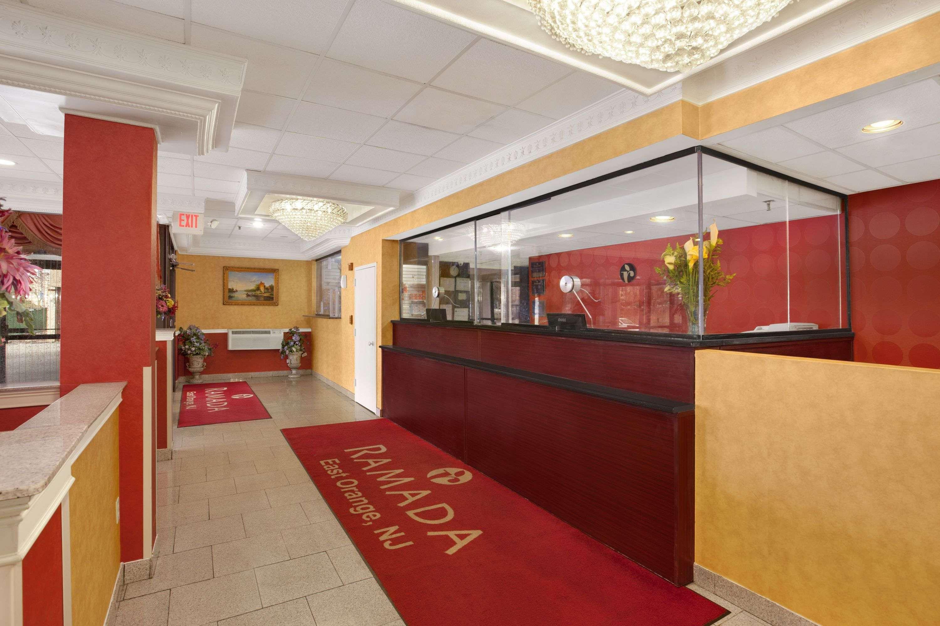 Ramada By Wyndham East Orange Hotel Eksteriør billede
