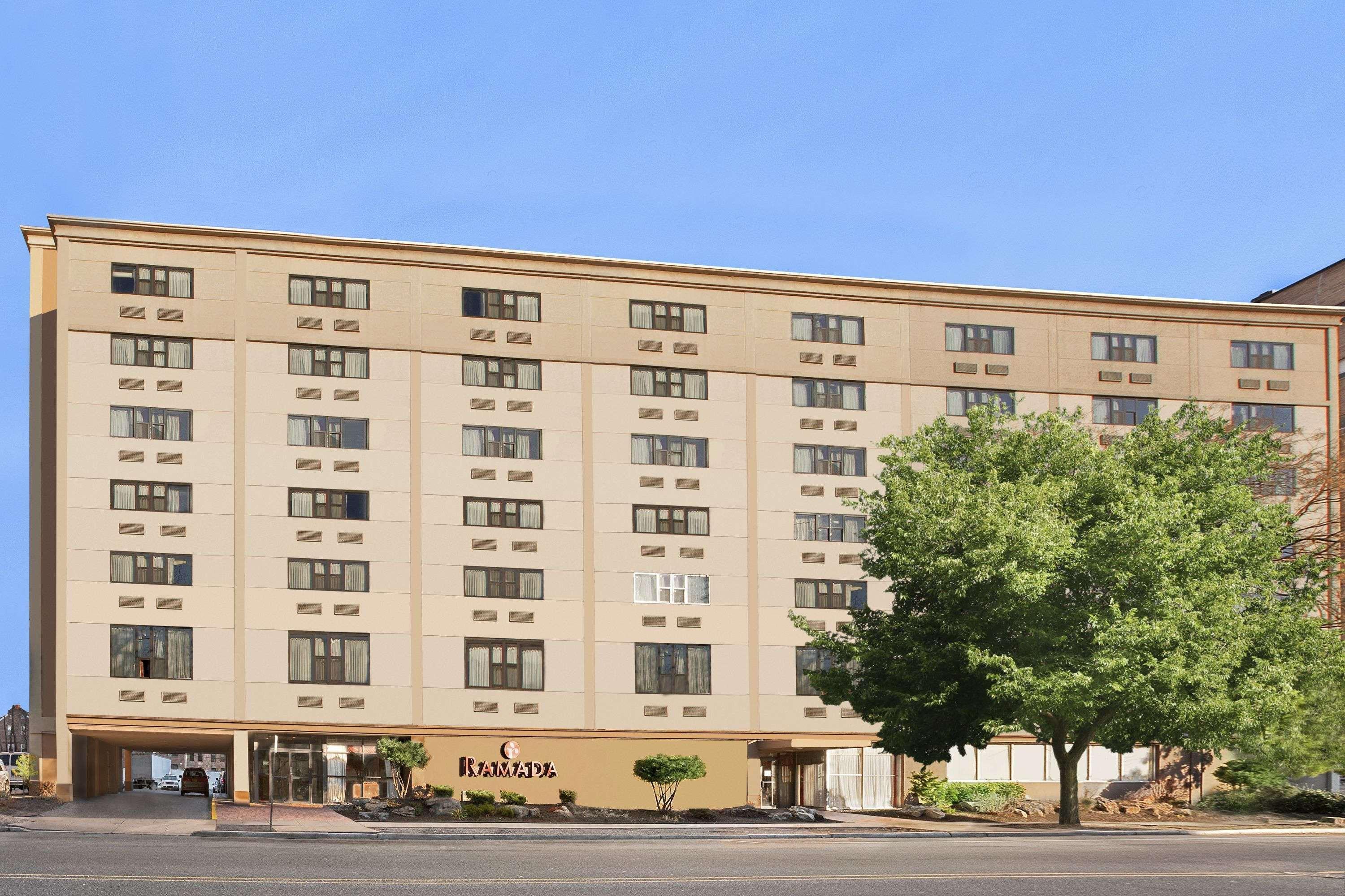 Ramada By Wyndham East Orange Hotel Eksteriør billede
