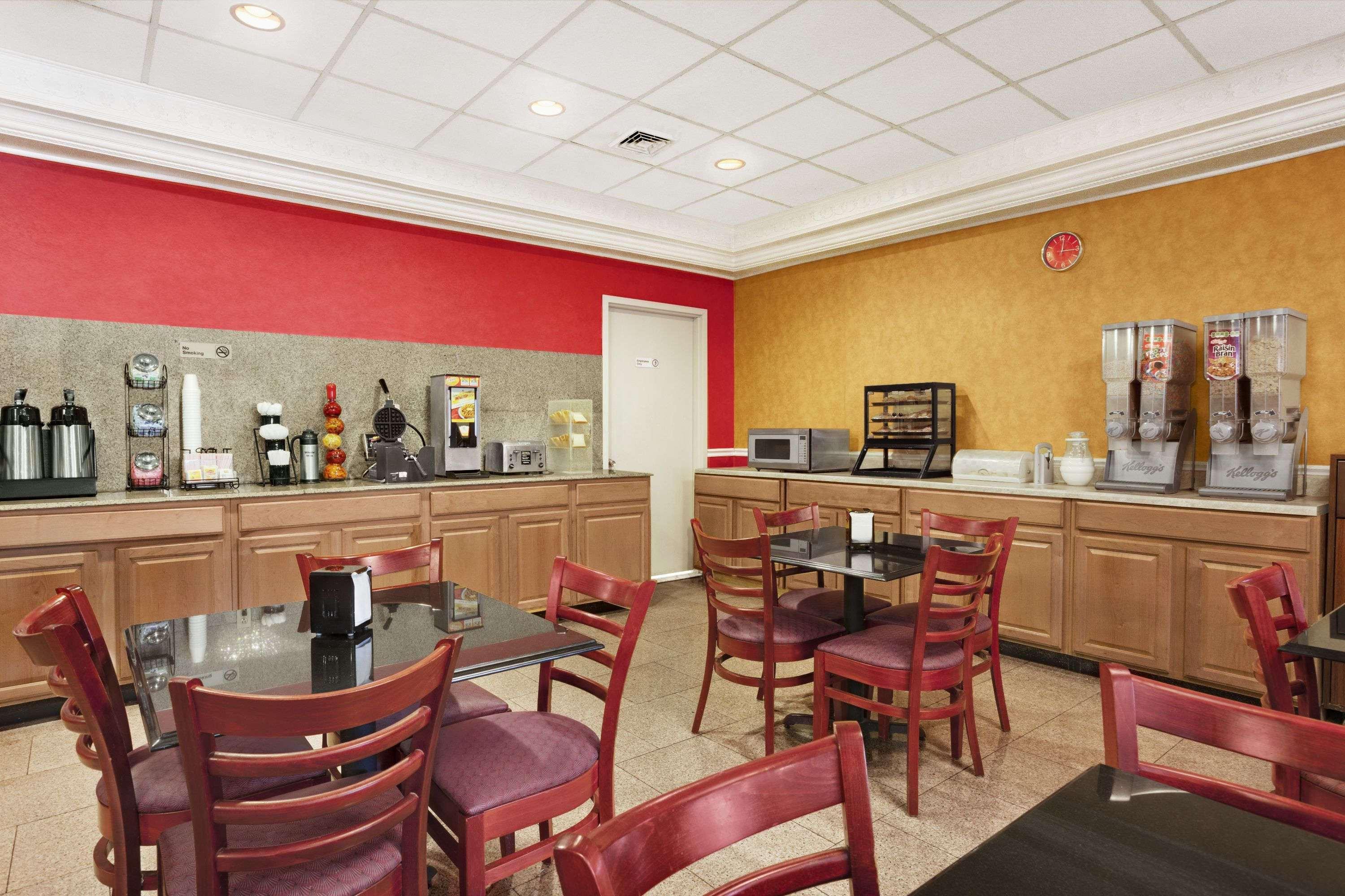 Ramada By Wyndham East Orange Hotel Eksteriør billede