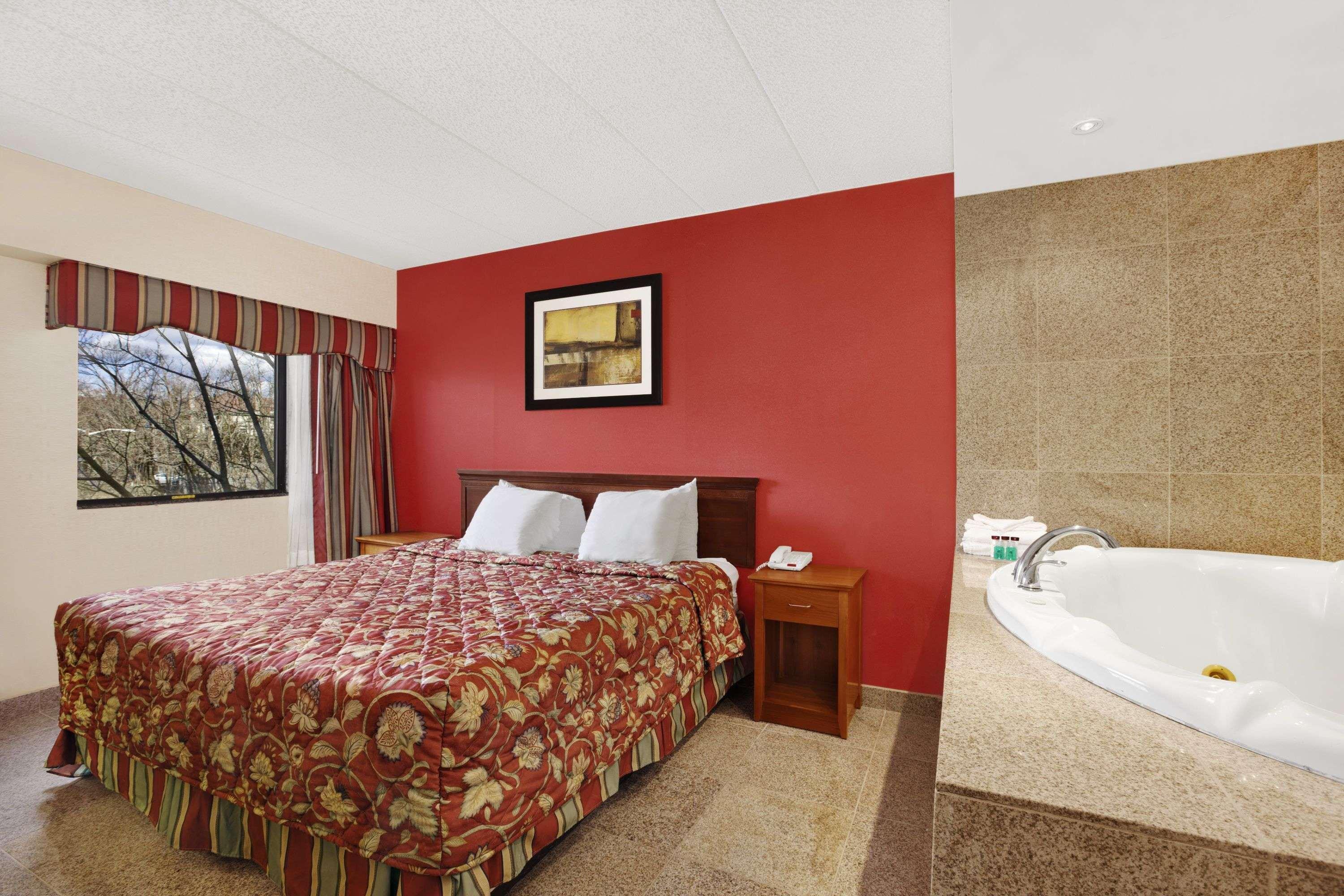 Ramada By Wyndham East Orange Hotel Eksteriør billede