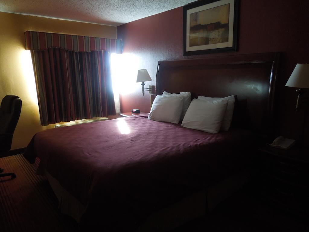 Ramada By Wyndham East Orange Hotel Eksteriør billede
