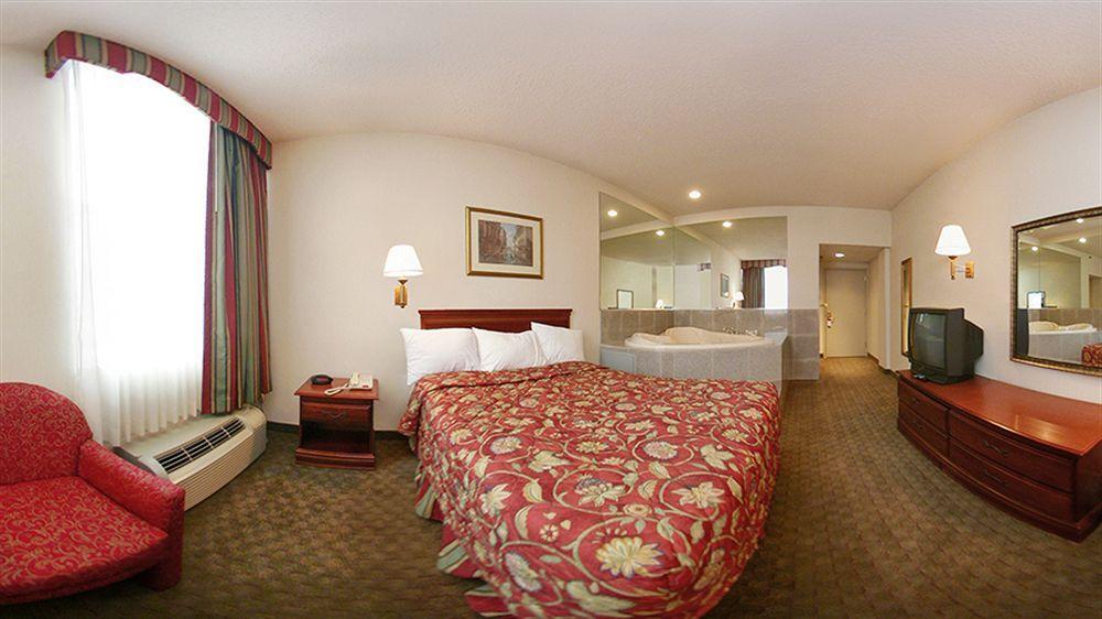 Ramada By Wyndham East Orange Hotel Eksteriør billede